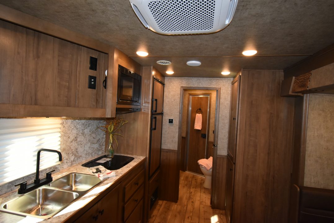 New 2027 Lakota Legacy 8415SR Horse Trailer