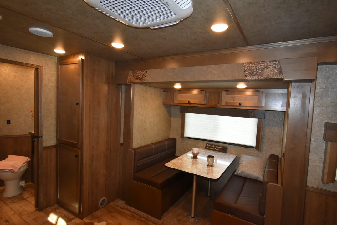 New 2027 Lakota Legacy 8415SR Horse Trailer