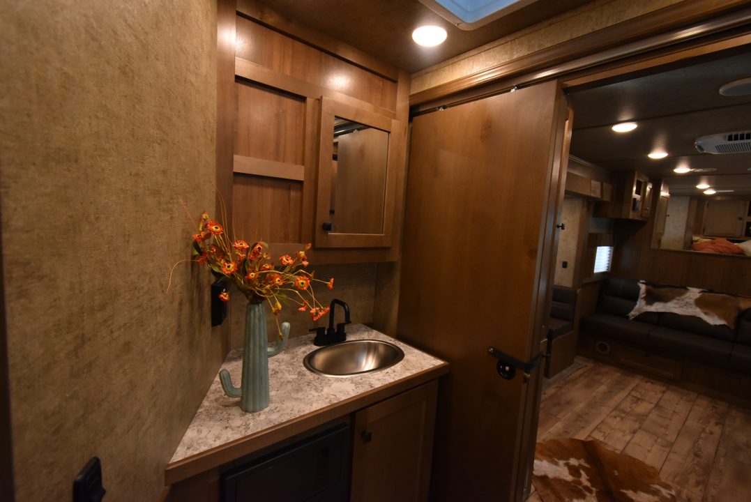 New 2027 Lakota Legacy 8415SR Horse Trailer