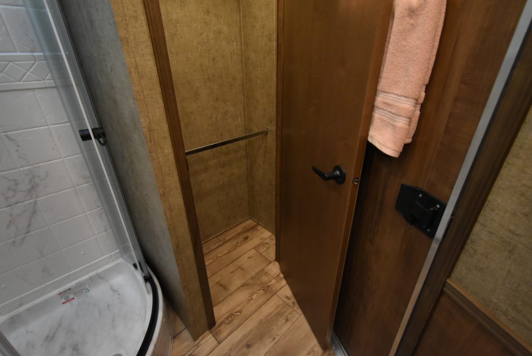 New 2027 Lakota Legacy 8415SR Horse Trailer