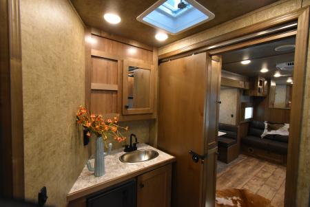 New 2027 Lakota Legacy 8415SR Horse Trailer