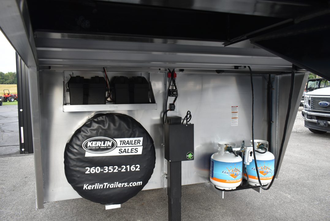 New 2027 Lakota Charger 8311 Horse Trailer