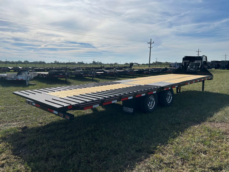 New 2027 Diamond C 102x32 Tandem 25.9K GN Hydrotail w/ Hydraulic Jacks, Fully Cleated Tail, & Aluminum Outers