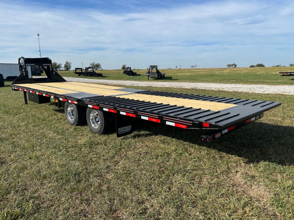 New 2027 Diamond C 102x32 Tandem 25.9K GN Hydrotail w/ Hydraulic Jacks, Fully Cleated Tail, & Aluminum Outers