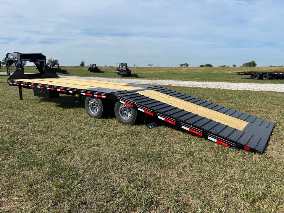 New 2027 Diamond C 102x32 Tandem 25.9K GN Hydrotail w/ Hydraulic Jacks, Fully Cleated Tail, & Aluminum Outers