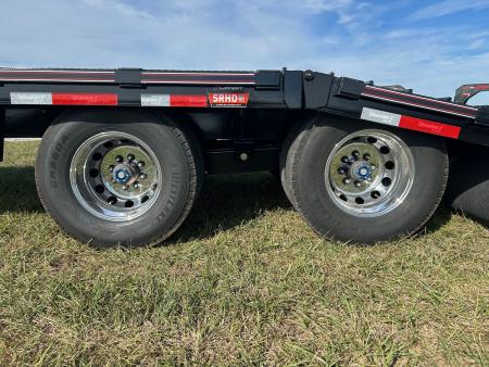New 2027 Diamond C 102x32 Tandem 25.9K GN Hydrotail w/ Hydraulic Jacks, Fully Cleated Tail, & Aluminum Outers