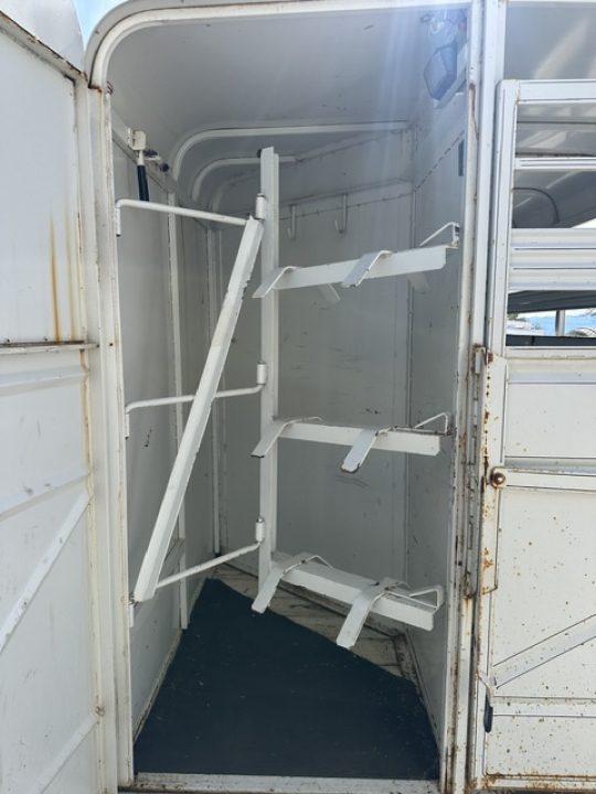 Used 2005 Ponderosa 3 Horse Slant