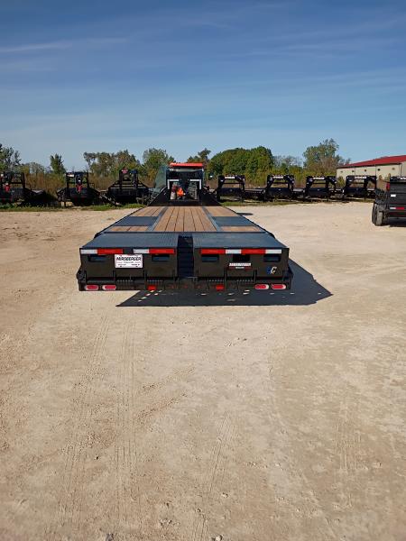 New 2027 Diamond C Trailers FMAX210 MR 32X102