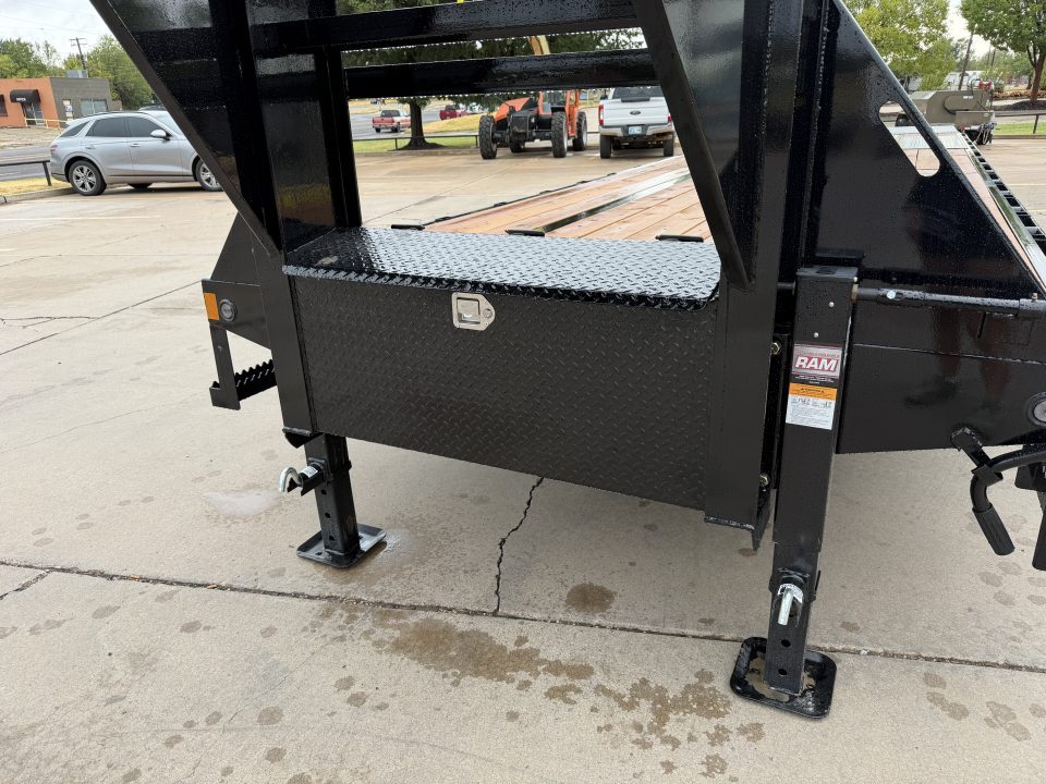 New #391646 2027 LOAD TRAIL GP 36 X 102 DUAL TANDEM LOW-PRO 30K GOOSENECK W/ UNDER FRAME BRIDGE & PIPE BRIDGE