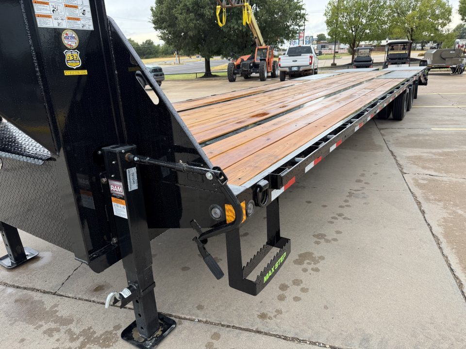 New #391646 2027 LOAD TRAIL GP 36 X 102 DUAL TANDEM LOW-PRO 30K GOOSENECK W/ UNDER FRAME BRIDGE & PIPE BRIDGE