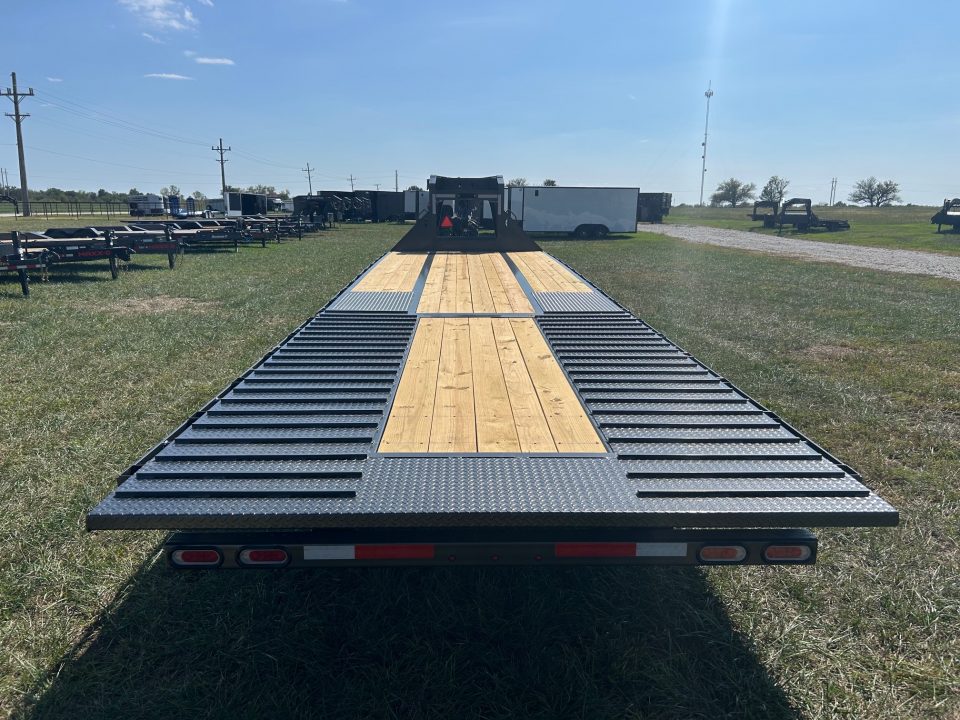 New 2027 Diamond C 102x32 Tandem 25K GN Hydrotail w/ Hydarulic Jacks, Aluminum Wheels, & Fully Cleated Tail