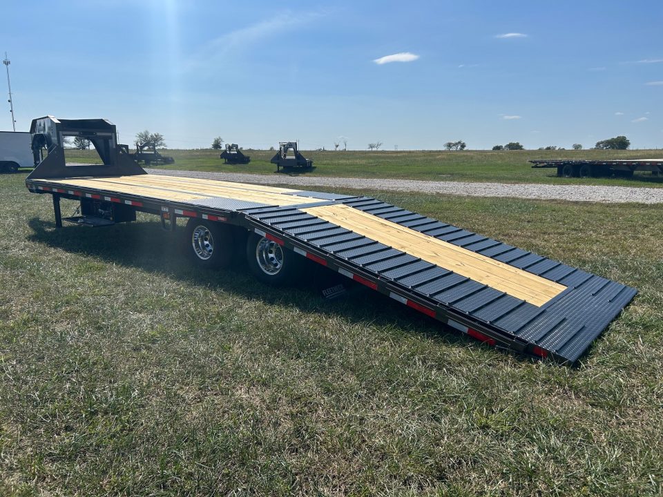 New 2027 Diamond C 102x32 Tandem 25K GN Hydrotail w/ Hydarulic Jacks, Aluminum Wheels, & Fully Cleated Tail