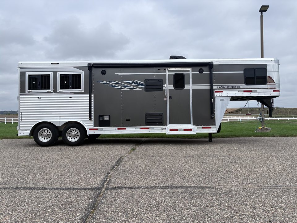 Used 2022 SMC 2H 9'LQ Horse Trailer