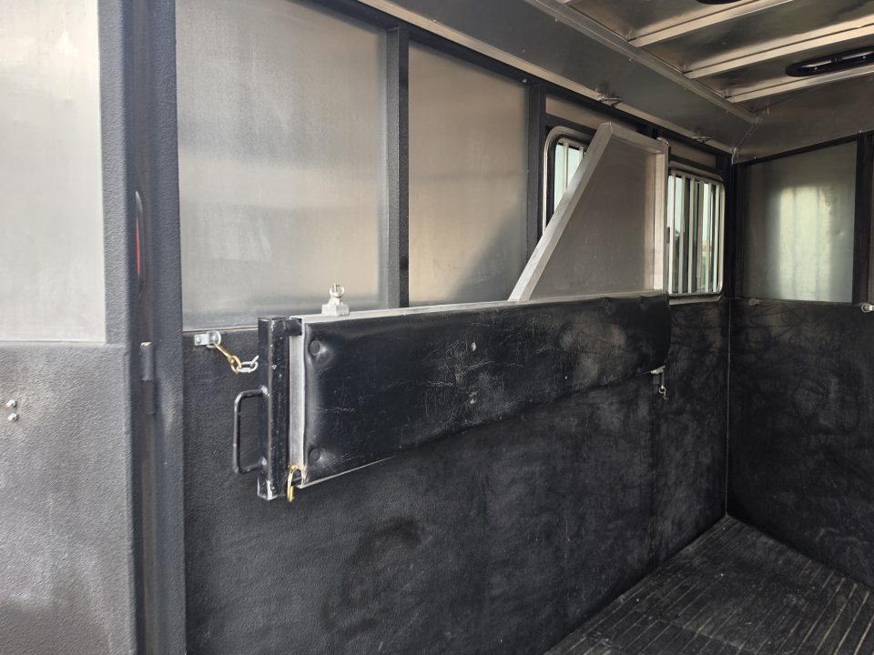 New 2017 LOGN Crossfire 2 BP Horse Trailer