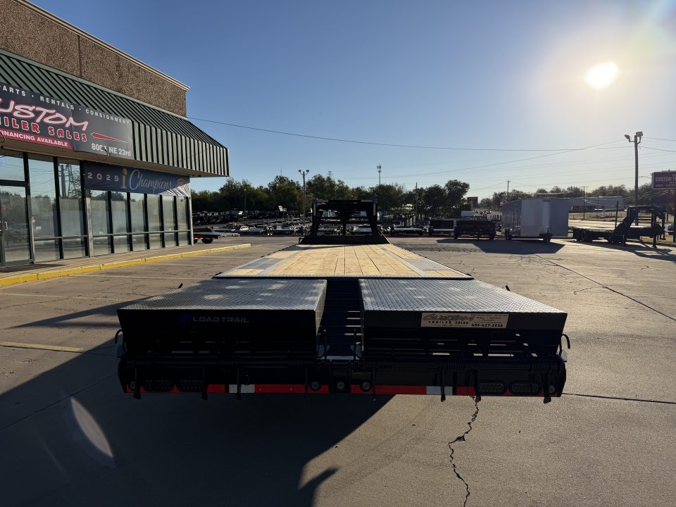 New #396146 2027 LOAD TRAIL GP 32 X 102 TANDEM AXLE LOW-PRO 14K GOOSENECK TRAILER W/ MAX RAMPS