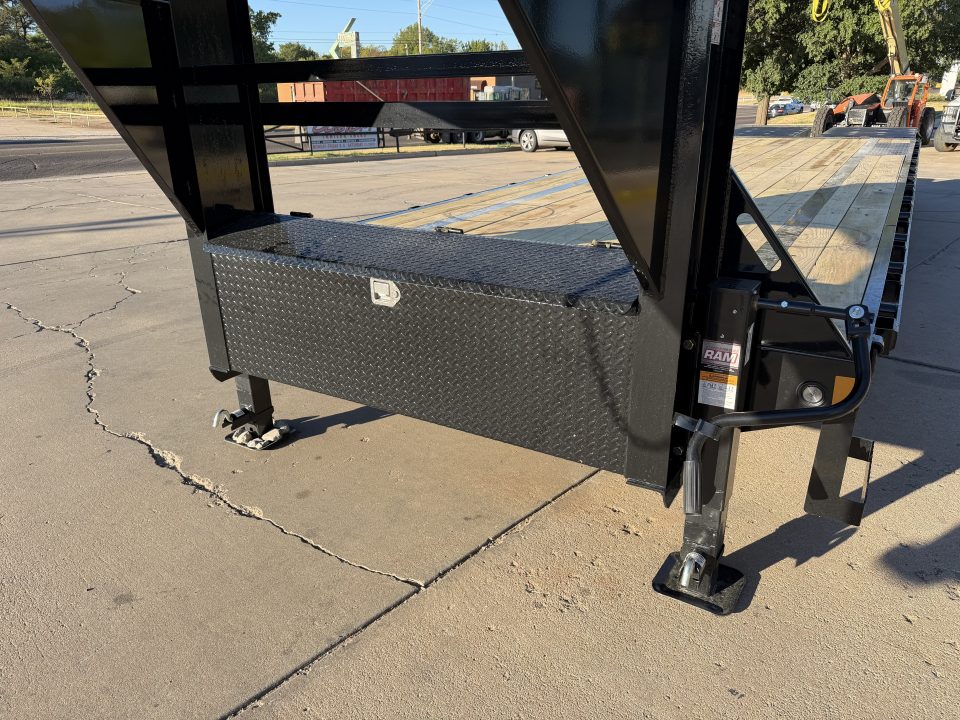 New #396146 2027 LOAD TRAIL GP 32 X 102 TANDEM AXLE LOW-PRO 14K GOOSENECK TRAILER W/ MAX RAMPS