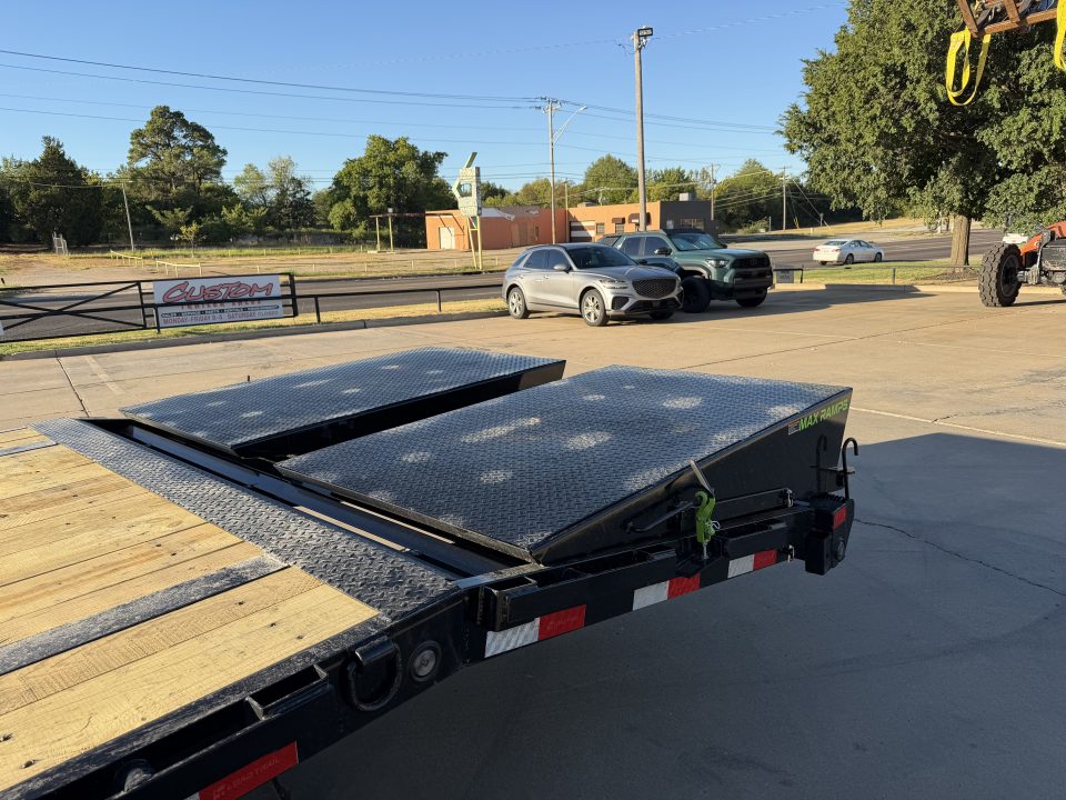 New #396146 2027 LOAD TRAIL GP 32 X 102 TANDEM AXLE LOW-PRO 14K GOOSENECK TRAILER W/ MAX RAMPS