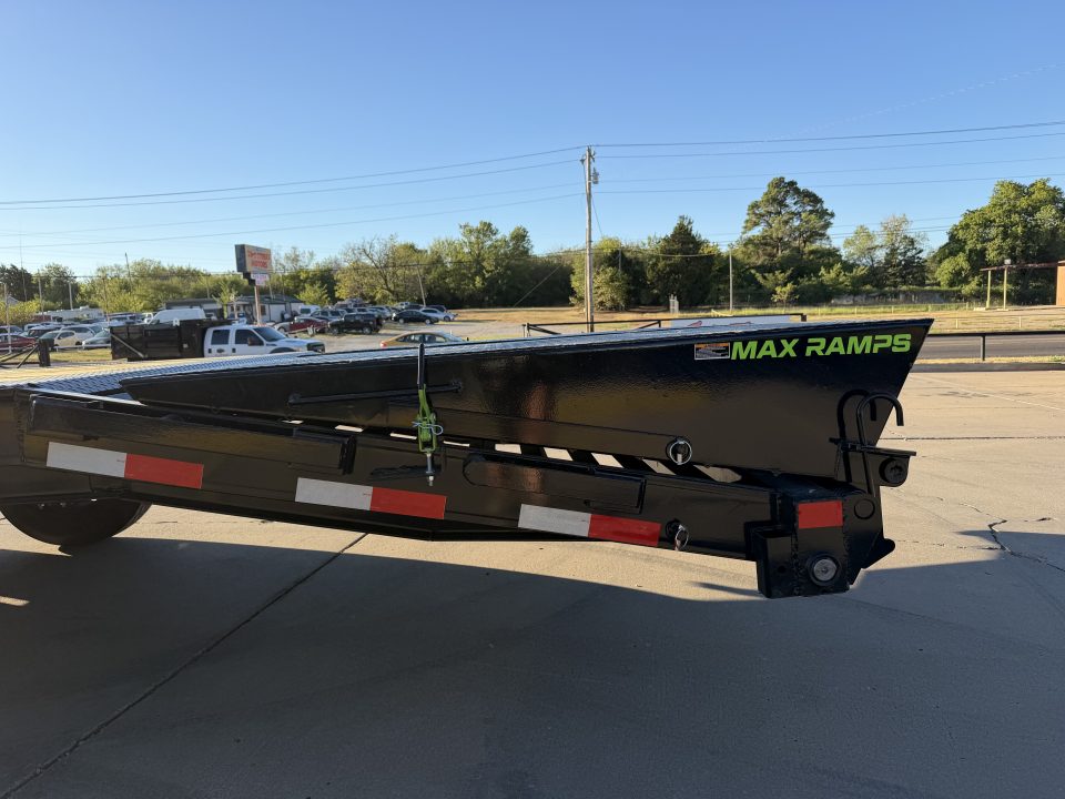 New #396146 2027 LOAD TRAIL GP 32 X 102 TANDEM AXLE LOW-PRO 14K GOOSENECK TRAILER W/ MAX RAMPS