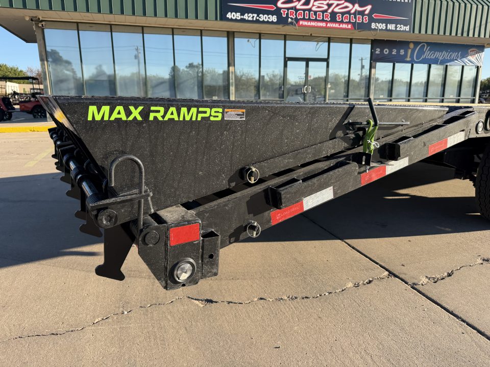 New #396146 2027 LOAD TRAIL GP 32 X 102 TANDEM AXLE LOW-PRO 14K GOOSENECK TRAILER W/ MAX RAMPS