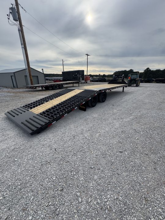 New 2027 Big Tex Trailers 25GH TANDEM DUAL GN HYDROTAIL W/ SELF CLEAN DOVE/ 102X35 10 PLY TIRES Flatbed Trailer