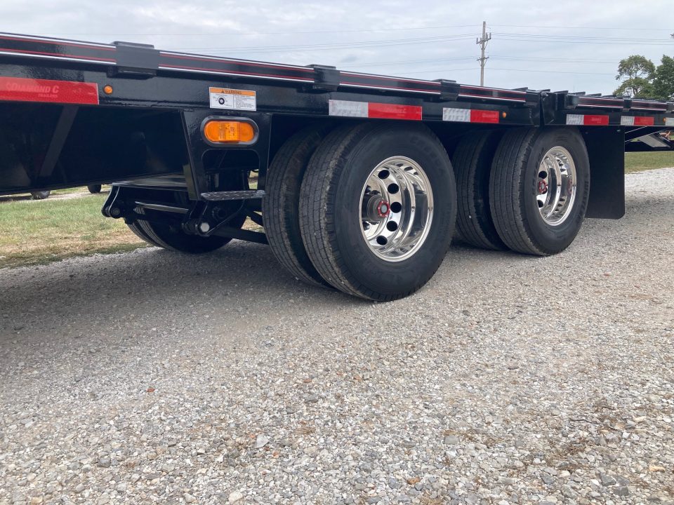 New 2027 Diamond C Trailers 102X30 TANDEM 25.9K GN HYDROTAIL W/ STEEL CLEATED RUNNERS, HYDROJACKS, ALUM OUTERS, DISC BRAKES & WIRELESS REMOTE Flatbed Trailer