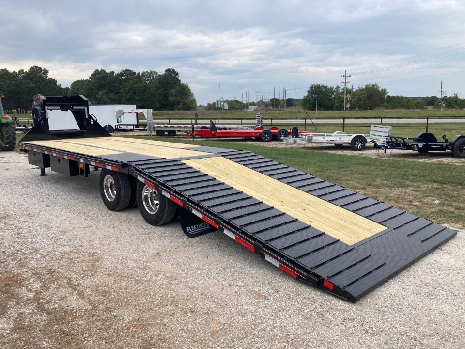 New 2027 Diamond C Trailers 102X30 TANDEM 25.9K GN HYDROTAIL W/ STEEL CLEATED RUNNERS, HYDROJACKS, ALUM OUTERS, DISC BRAKES & WIRELESS REMOTE Flatbed Trailer