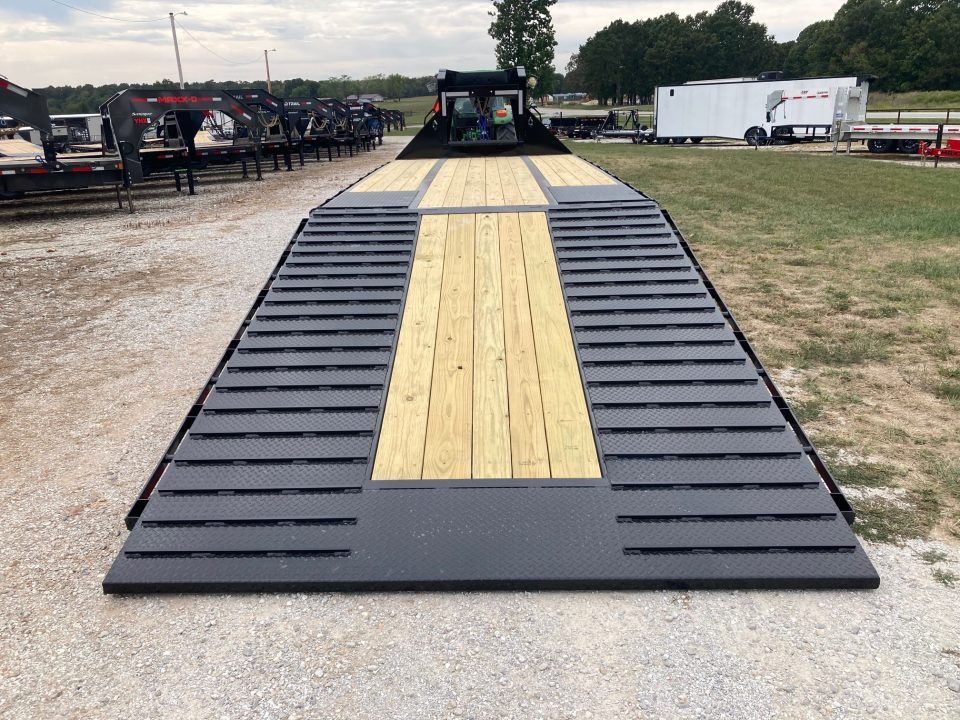 New 2027 Diamond C Trailers 102X30 TANDEM 25.9K GN HYDROTAIL W/ STEEL CLEATED RUNNERS, HYDROJACKS, ALUM OUTERS, DISC BRAKES & WIRELESS REMOTE Flatbed Trailer