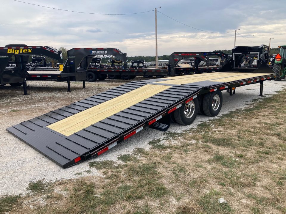 New 2027 Diamond C Trailers 102X30 TANDEM 25.9K GN HYDROTAIL W/ STEEL CLEATED RUNNERS, HYDROJACKS, ALUM OUTERS, DISC BRAKES & WIRELESS REMOTE Flatbed Trailer