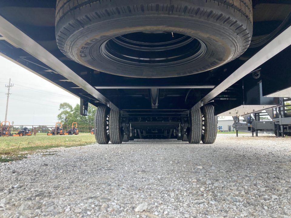 New 2027 Diamond C Trailers 102X30 TANDEM 25.9K GN HYDROTAIL W/ STEEL CLEATED RUNNERS, HYDROJACKS, ALUM OUTERS, DISC BRAKES & WIRELESS REMOTE Flatbed Trailer