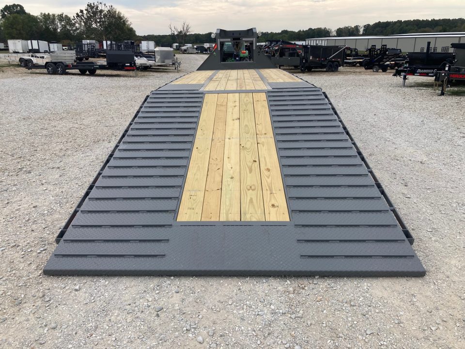 New 2027 Diamond C Trailers 102X32 TANDEM 25.9K GN HYDROTAIL W/ STEEL CLEATED RUNNERS, HYDROJACKS, DISC BRAKES & WIRELESS REMOTE Flatbed Trailer