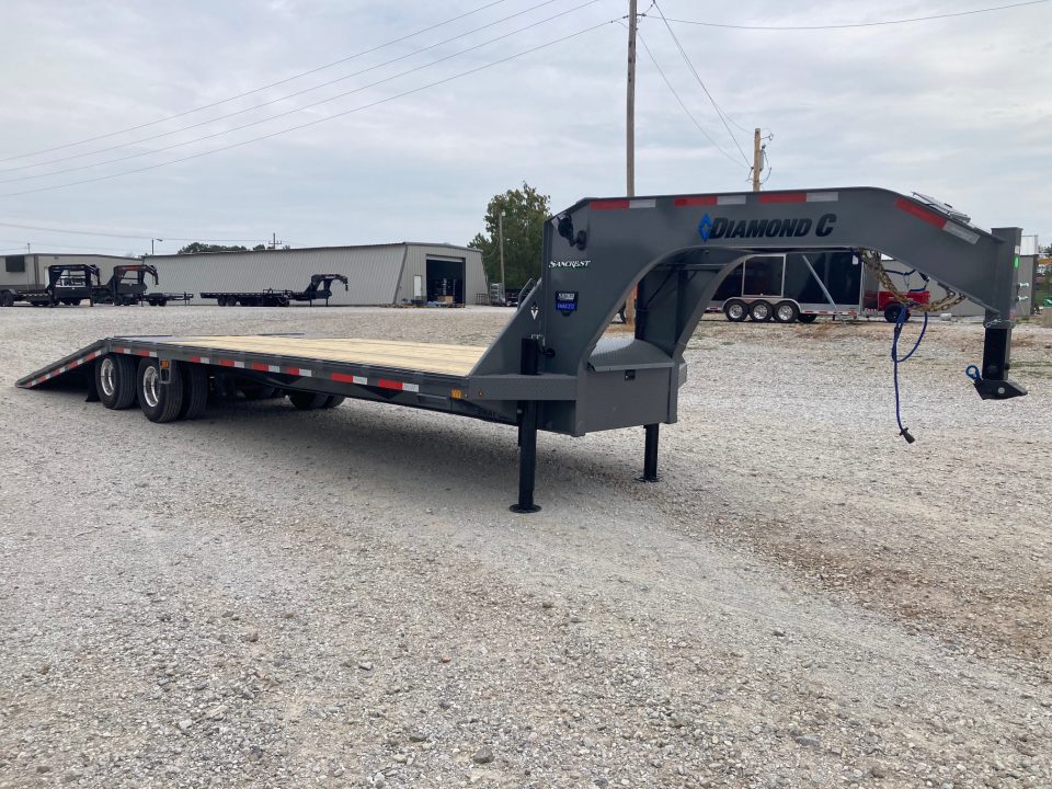 New 2027 Diamond C Trailers 102X32 TANDEM 25.9K GN HYDROTAIL W/ STEEL CLEATED RUNNERS, HYDROJACKS, DISC BRAKES & WIRELESS REMOTE Flatbed Trailer