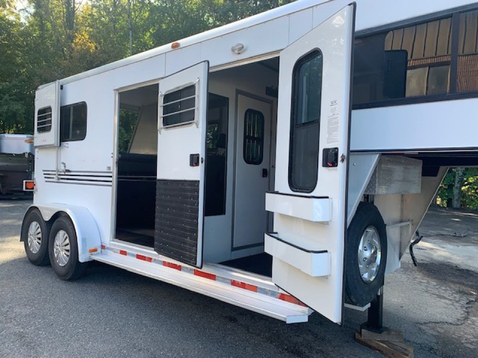 Used 2005 Silver Star 2h Gn D/Room Horse Trailer