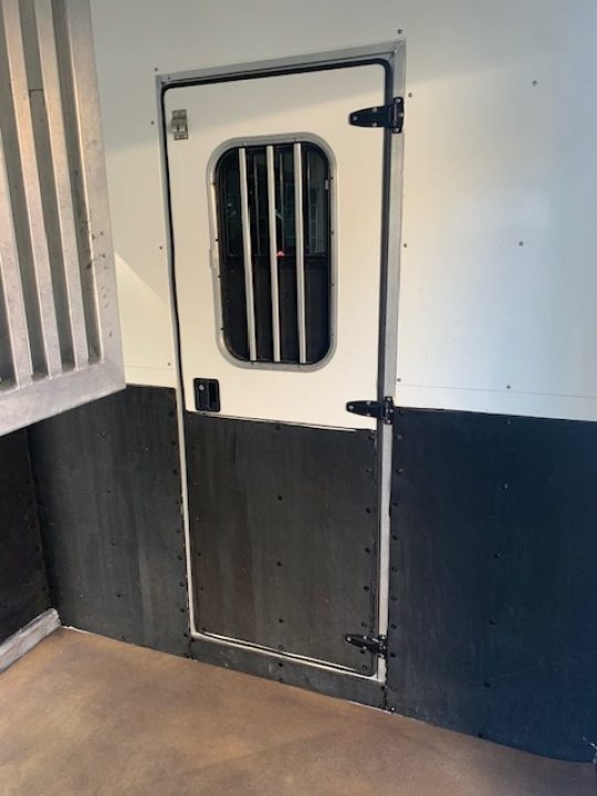 Used 2005 Silver Star 2h Gn D/Room Horse Trailer