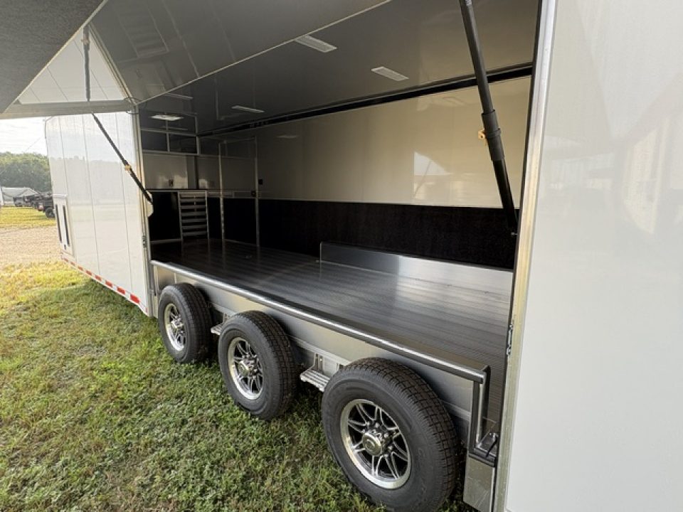 New 2027 8.5X32 inTech RACE TRAILER