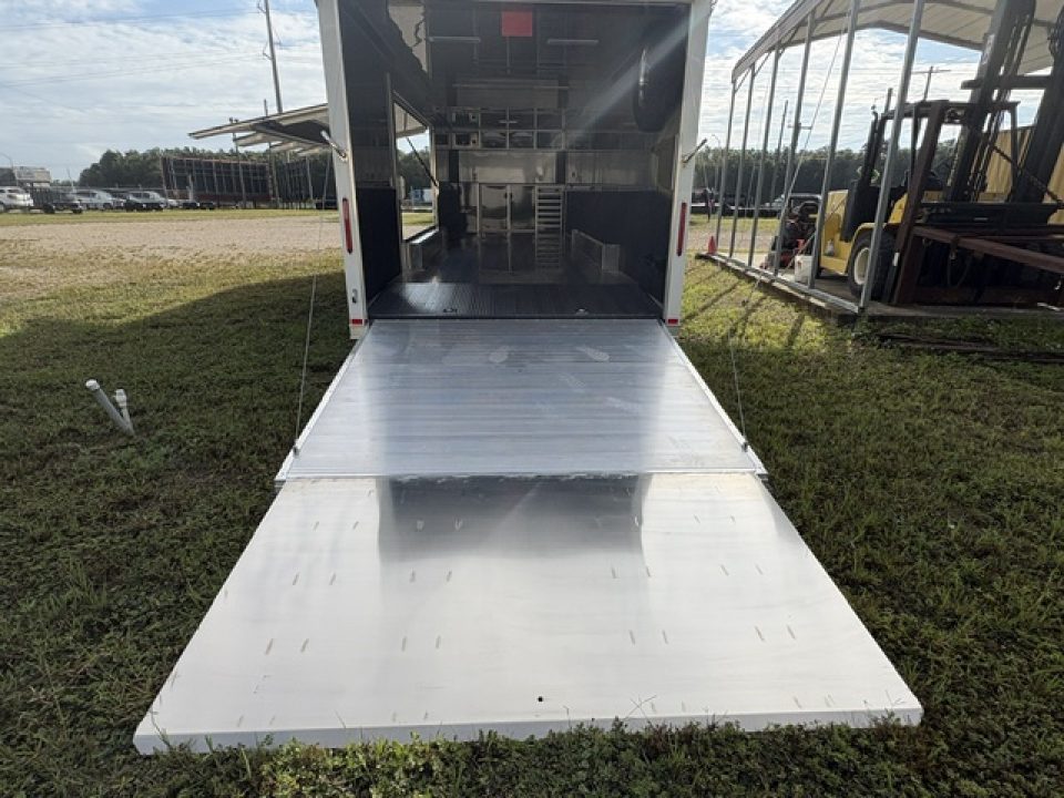 New 2027 8.5X32 inTech RACE TRAILER