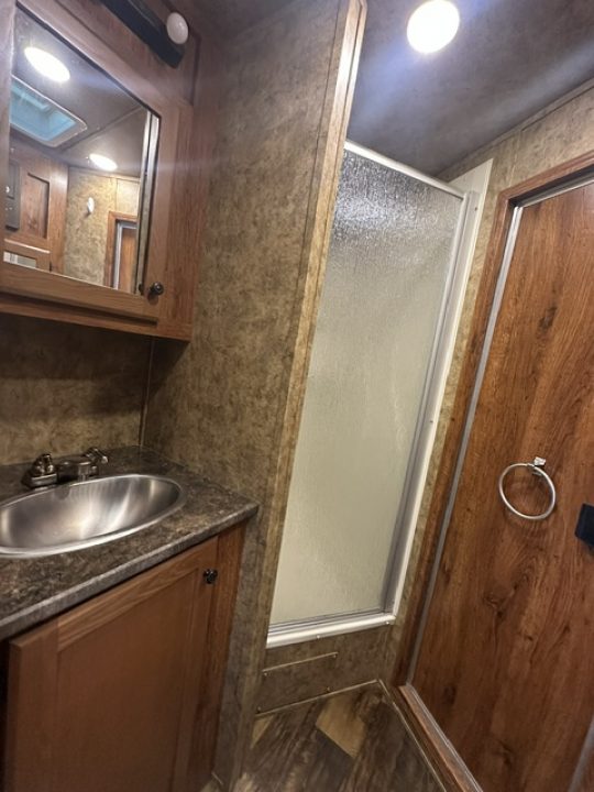 Used 2021 Lakota 2 Horse Living Quarter