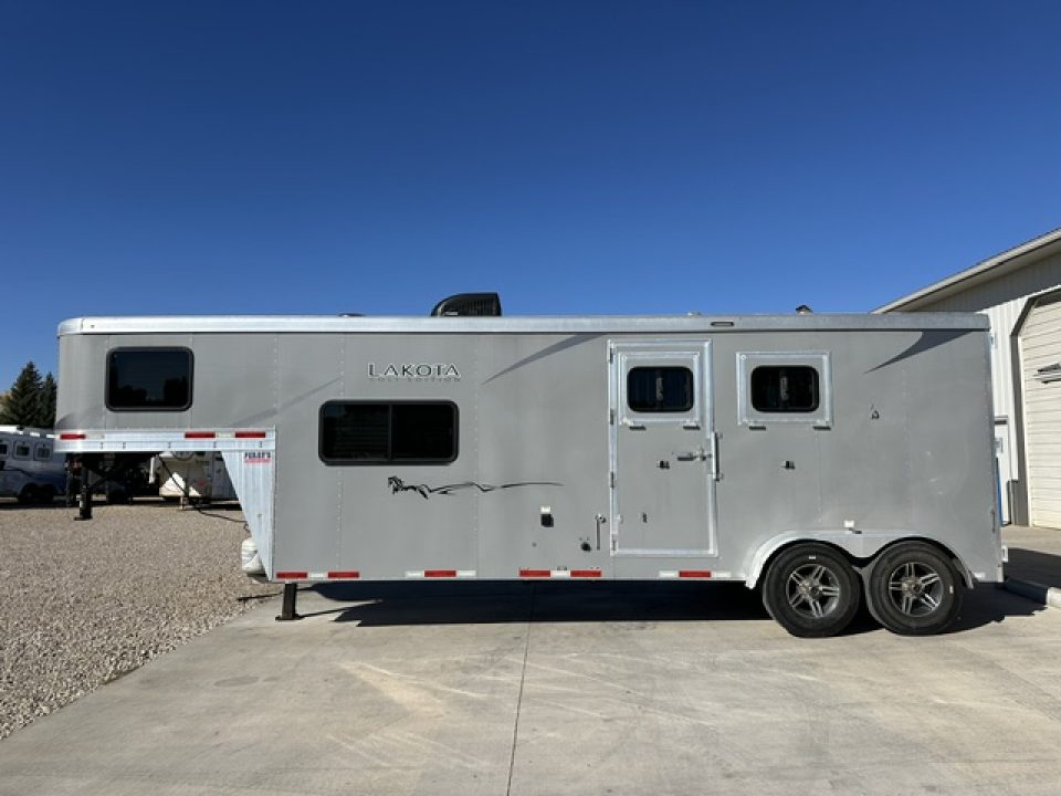 Used 2021 Lakota 2 Horse Living Quarter