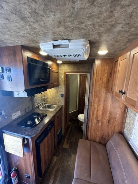 Used 2021 Lakota 2 Horse Living Quarter