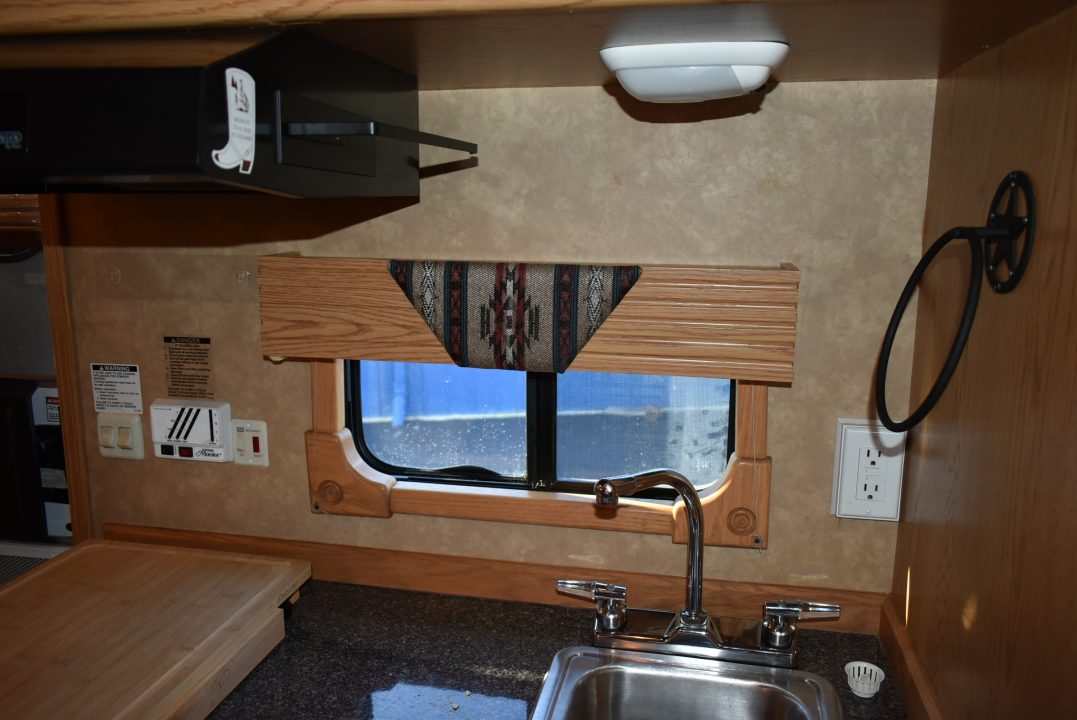 Used 2006 Kiefer Manufacturing GENESIS X3 Horse Trailer