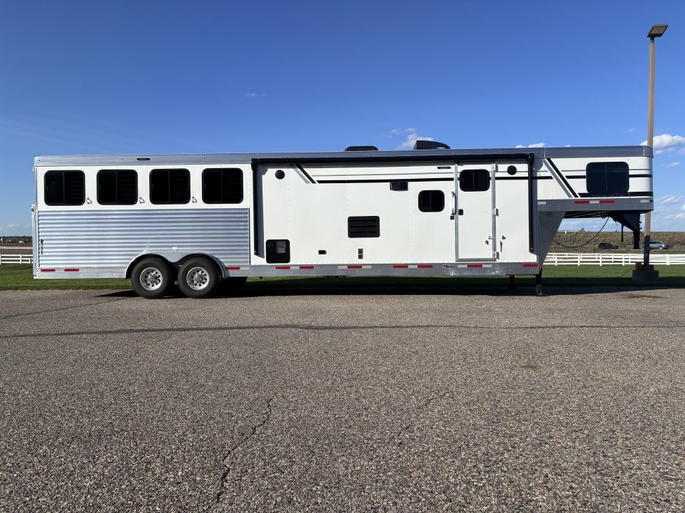 New 2027 SMC 4H 13' LQ Horse Trailer