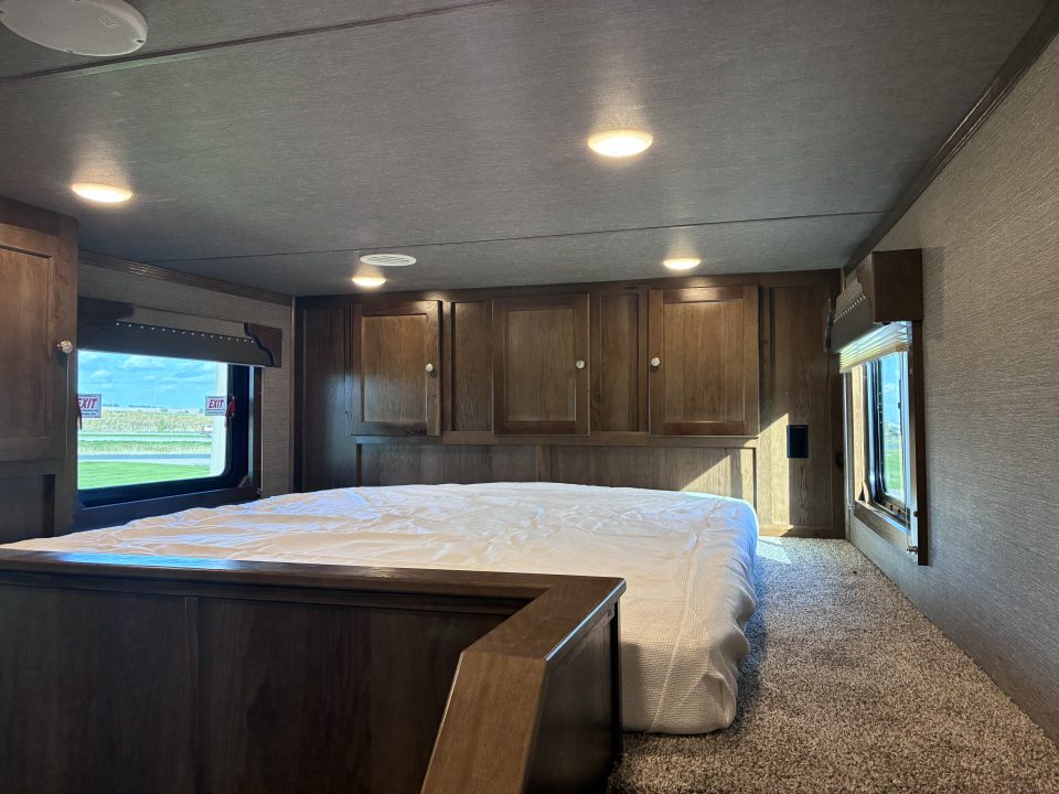 New 2027 SMC 4H 13' LQ Horse Trailer