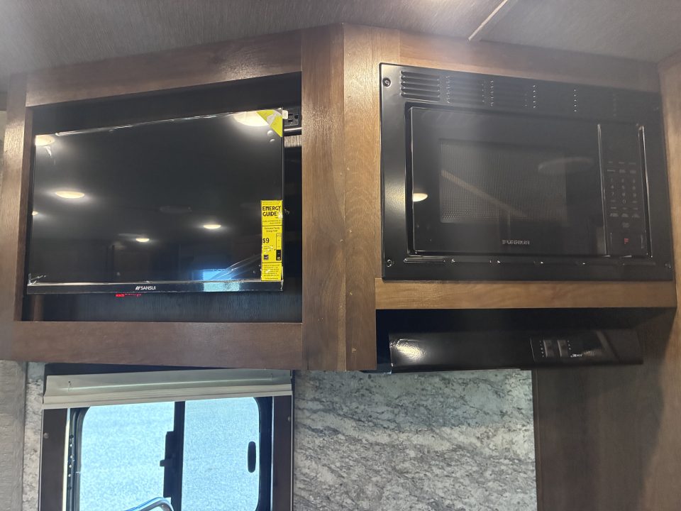 New 2027 SMC 4H 13' LQ Horse Trailer