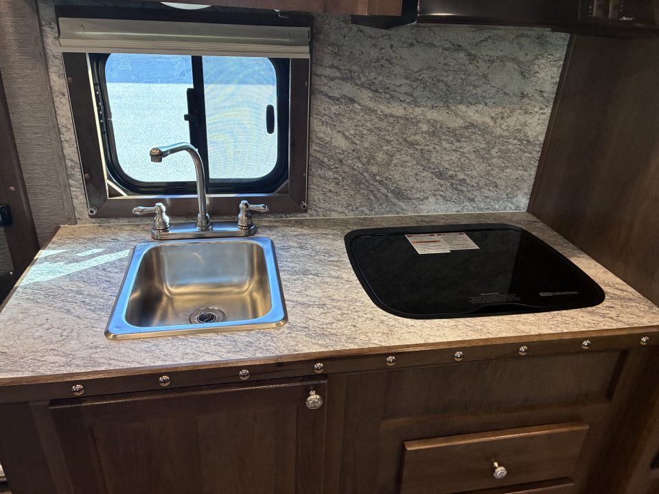 New 2027 SMC 4H 13' LQ Horse Trailer