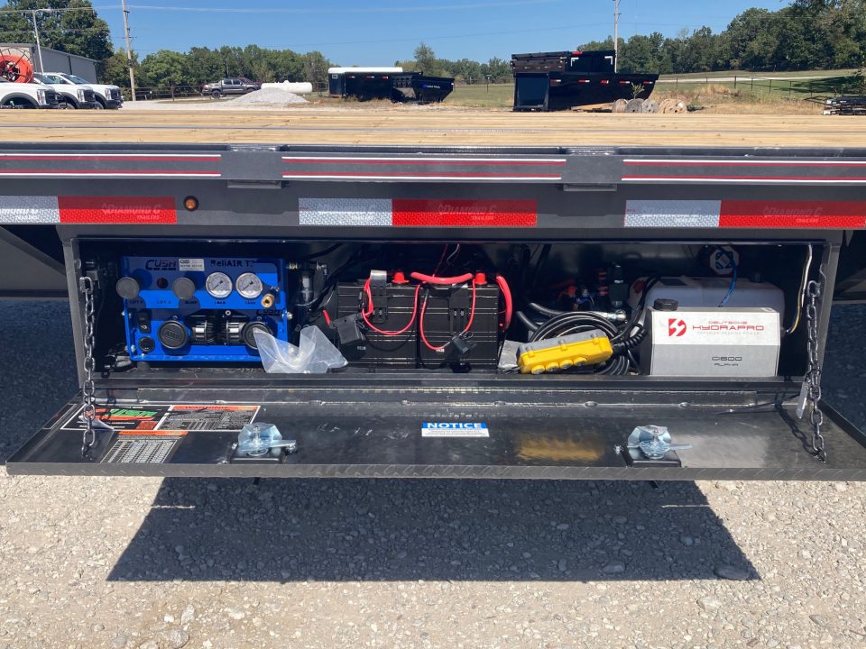 New 2027 Diamond C Trailers 102x53 TANDEM 40K STEP DECK HYDROTAIL W/ STEEL RUNNERS, HYDROJACKS, AIR RIDE, RATCHET RAIL & 72" SPREAD Flatbed Trailer