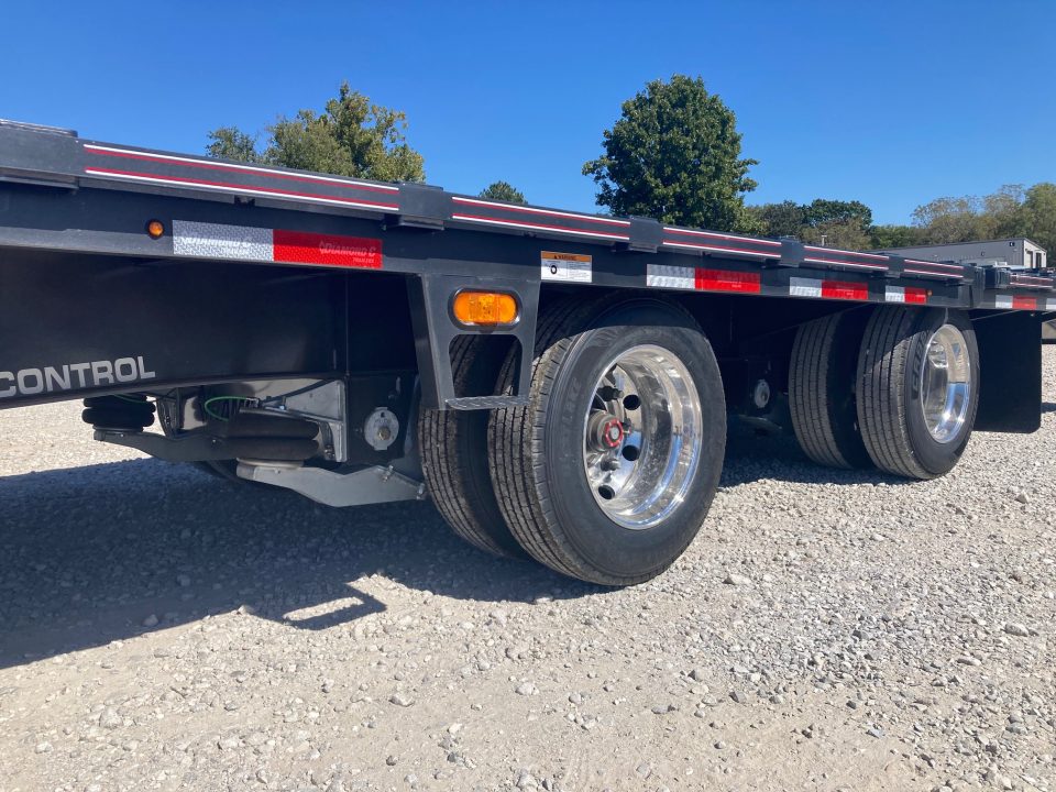 New 2027 Diamond C Trailers 102x53 TANDEM 40K STEP DECK HYDROTAIL W/ STEEL RUNNERS, HYDROJACKS, AIR RIDE, RATCHET RAIL & 72" SPREAD Flatbed Trailer