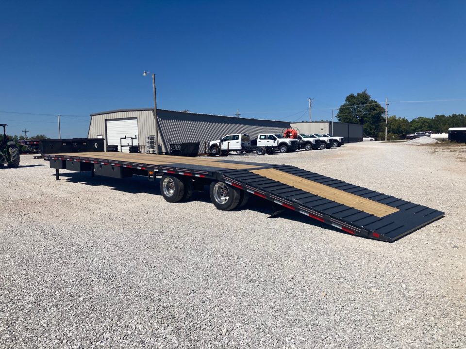 New 2027 Diamond C Trailers 102x53 TANDEM 40K STEP DECK HYDROTAIL W/ STEEL RUNNERS, HYDROJACKS, AIR RIDE, RATCHET RAIL & 72" SPREAD Flatbed Trailer