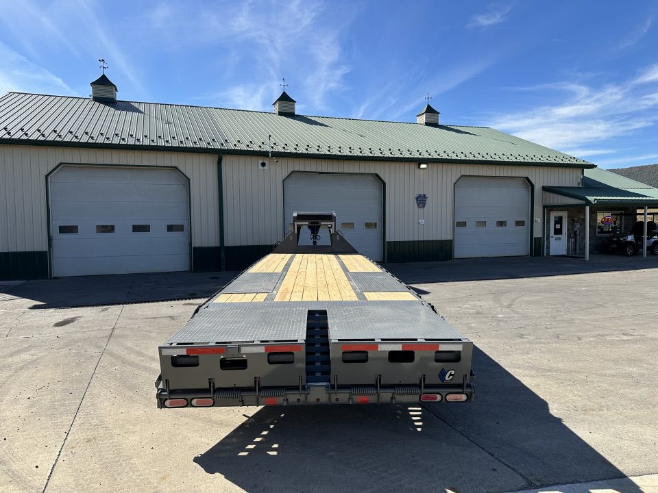 New Diamond C 30' FMAX210 Gooseneck w/ MAX Ramps