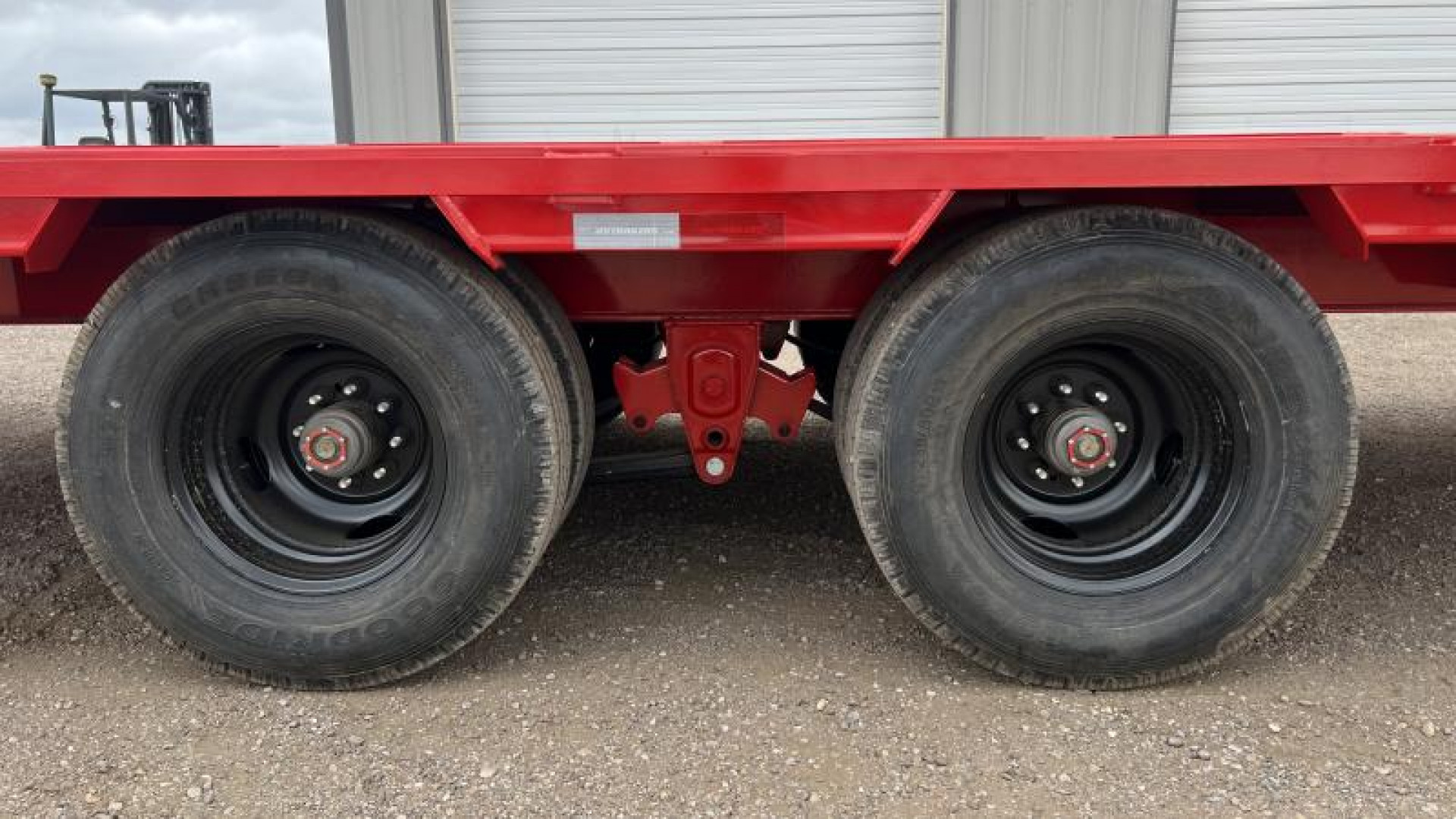 New 2024 PJ 102"x40' GN Low Pro Flatbed w/ Duals - LD