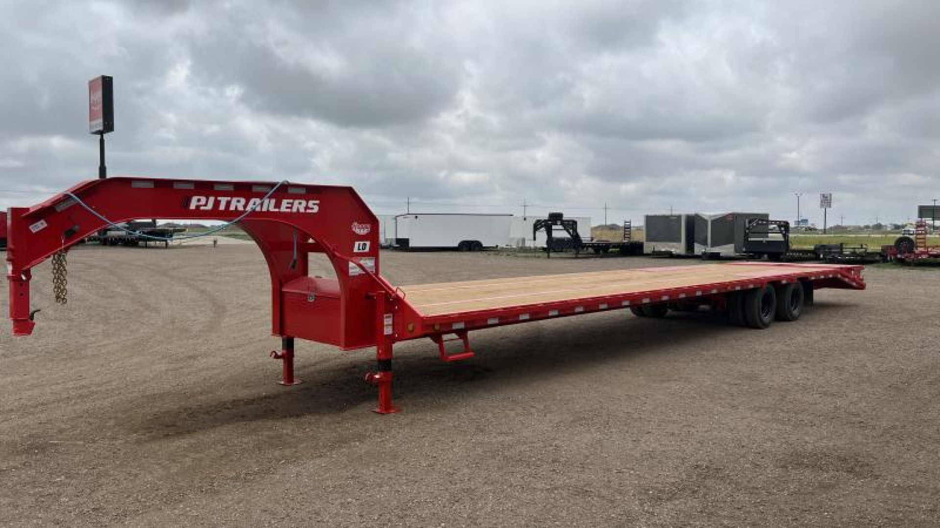 New 2024 PJ 102"x40' GN Low Pro Flatbed w/ Duals - LD