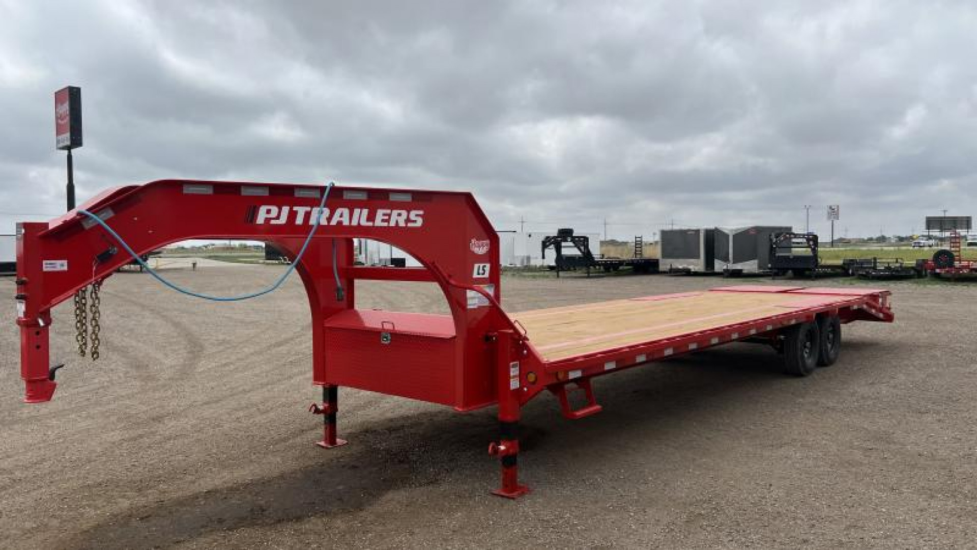 New 2024 PJ 102"x30' GN Low Pro Flatbed w/ Singles - LS